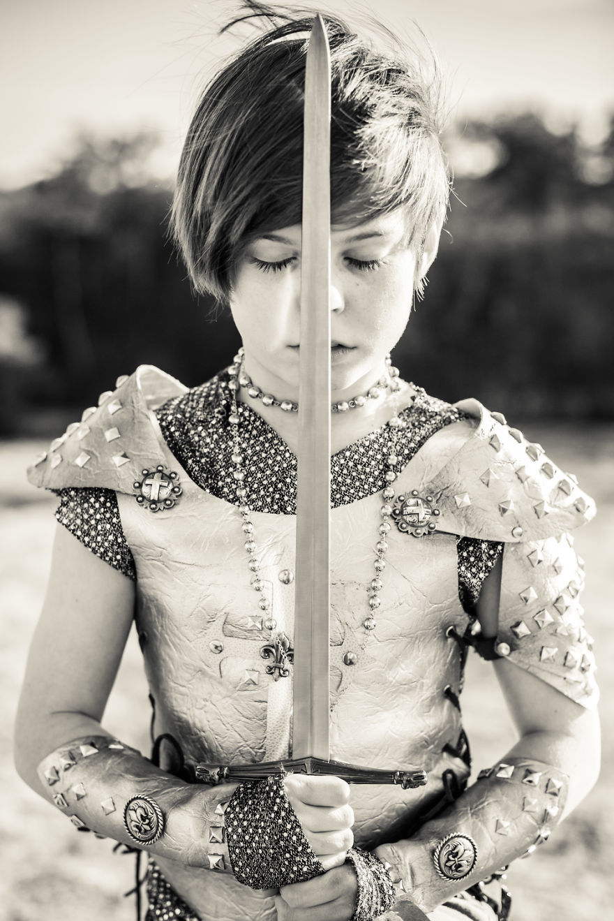 Alice Lewis, Алиса Льюис, Мама фотографирует приёмную дочь в образе культовых персонажей