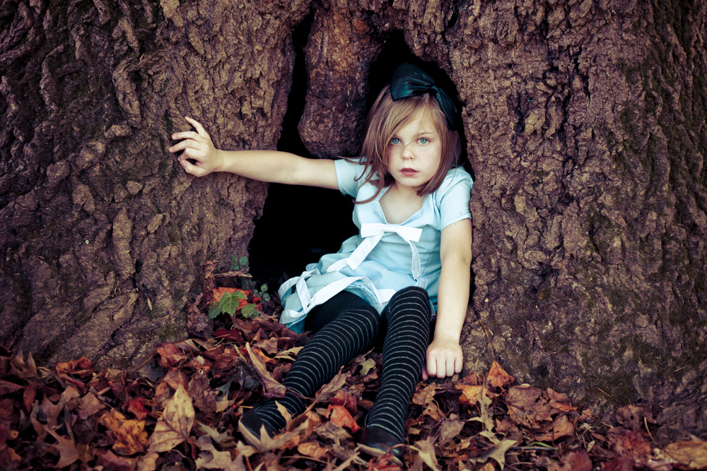 Alice Lewis, Алиса Льюис, Мама фотографирует приёмную дочь в образе культовых персонажей