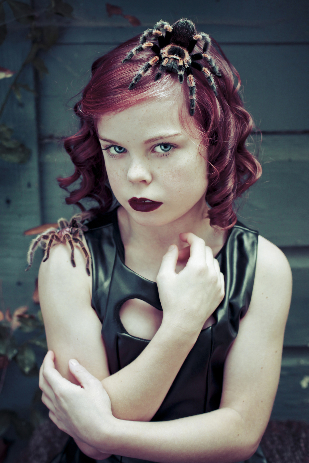 Alice Lewis, Алиса Льюис, Мама фотографирует приёмную дочь в образе культовых персонажей