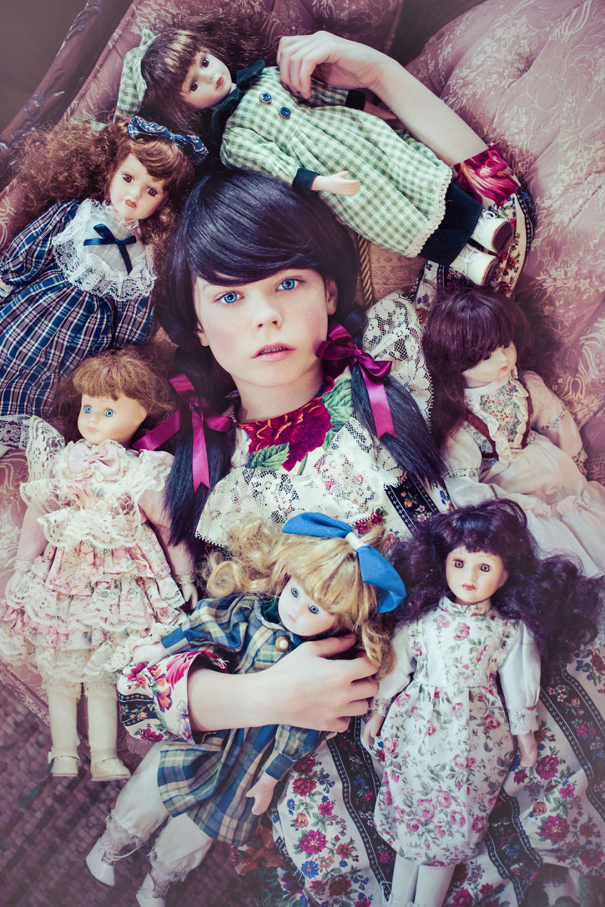 Alice Lewis, Алиса Льюис, Мама фотографирует приёмную дочь в образе культовых персонажей