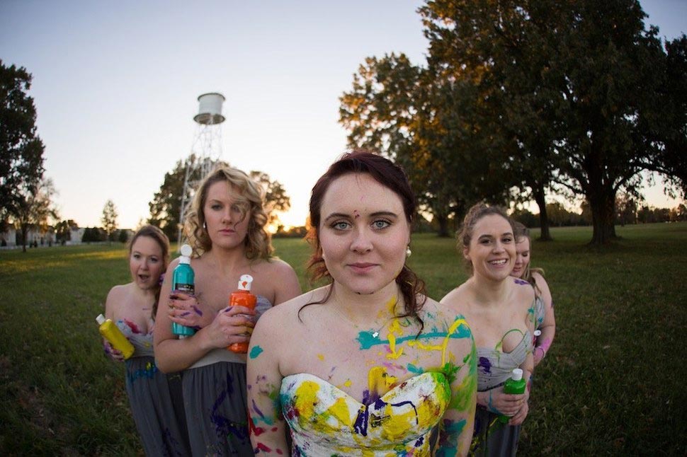 бой краской в свадебном платье, невеста сделел сделала с платьем после того как бросил жених, жених бросил невесту за неделю до свадьбы, жених оставил невесту у