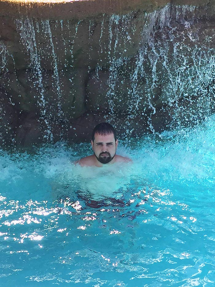 грустный парень на отдыхе, на отдыхе без жены