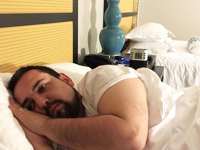 грустный парень на отдыхе, на отдыхе без жены