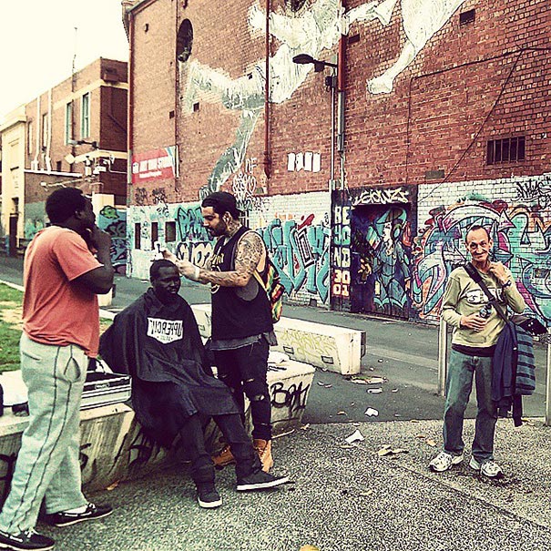 Бывший наркоман бесплатно стрижёт бездомных, парень стрижёт бездомных,Насир Собхани, Nasir Sobhani, Street Barber 