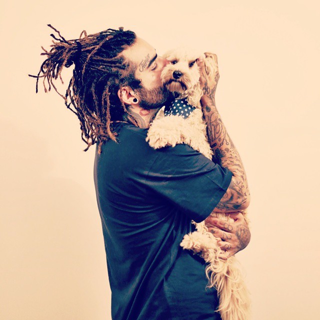 Бывший наркоман бесплатно стрижёт бездомных, парень стрижёт бездомных,Насир Собхани, Nasir Sobhani, Street Barber 