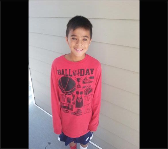 мальчик читал почтовый спам, мальчик вынужден читать листовки, у мальчика не было книг