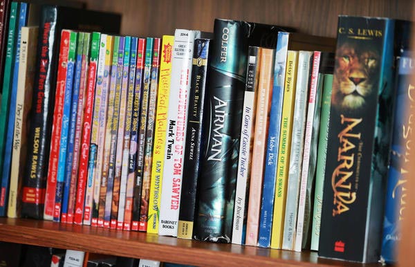 мальчик читал почтовый спам, мальчик вынужден читать листовки, у мальчика не было книг