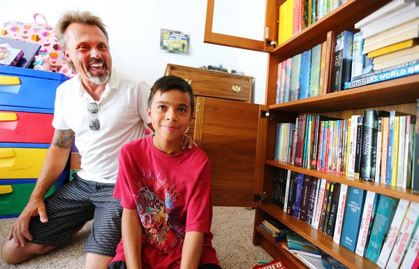 мальчик читал почтовый спам, мальчик вынужден читать листовки, у мальчика не было книг