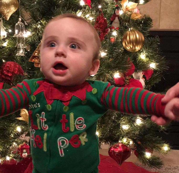 малыш заснул фотосессия с Санта-Клаусом, малыш заснул в очереди к Санте, ребенок спят с санта клаусом