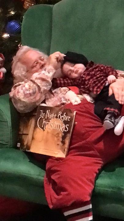 малыш заснул фотосессия с Санта-Клаусом, малыш заснул в очереди к Санте, ребенок спят с санта клаусом