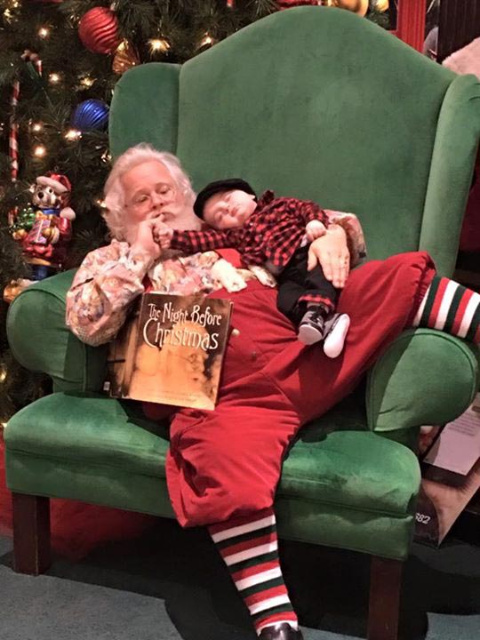 малыш заснул фотосессия с Санта-Клаусом, малыш заснул в очереди к Санте, ребенок спят с санта клаусом