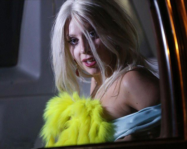 Леди Гага сверкнула голой грудью на заднем сиденье автомобиля Леди Гага сверкнула грудью, Леди Гага показала грудь