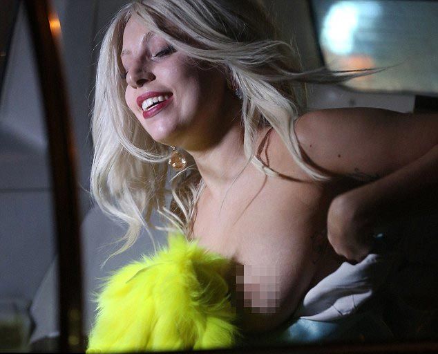 Леди Гага сверкнула голой грудью на заднем сиденье автомобиля Леди Гага сверкнула грудью, Леди Гага показала грудь