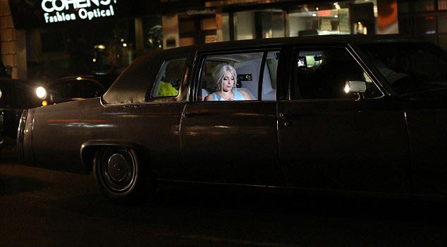 Леди Гага сверкнула голой грудью на заднем сиденье автомобиля Леди Гага сверкнула грудью, Леди Гага показала грудь