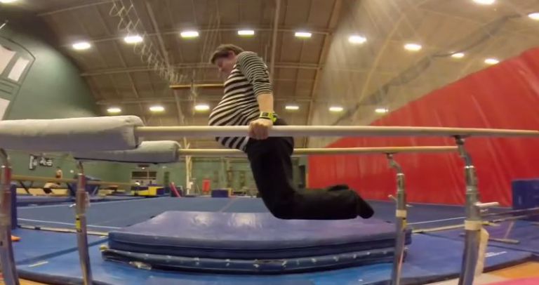 Юлия Шарп, стойка на руках 8 месяц беременности, ходит на руках на 8 месяце беременности, занятия гимнастикой беременная, беременная стойка на руках