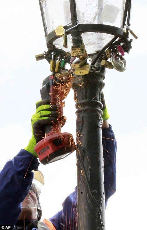 в Париже срезают замки любви, замки любви в Париже срезают, любовные замки в Париже запрещены, срезают замки любви на мотсу Искусств в Париже