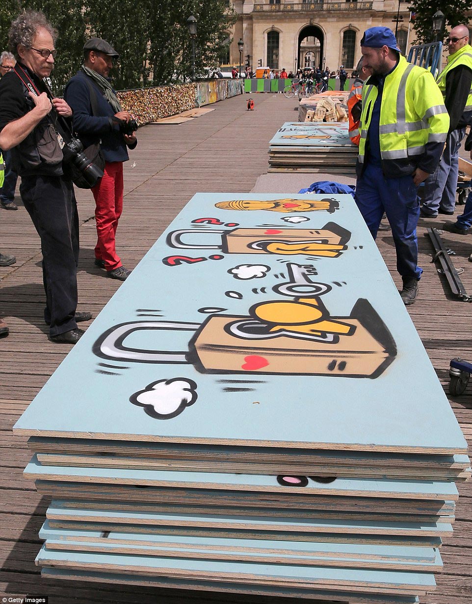 Париж разбивает сердца: в Париже срезают тонны замков, оставленных в знак вечной любви в Париже срезают замки любви, замки любви в Париже срезают, любовные замки в Париже запрещены, срезают замки любви на мотсу Искусств в Париже