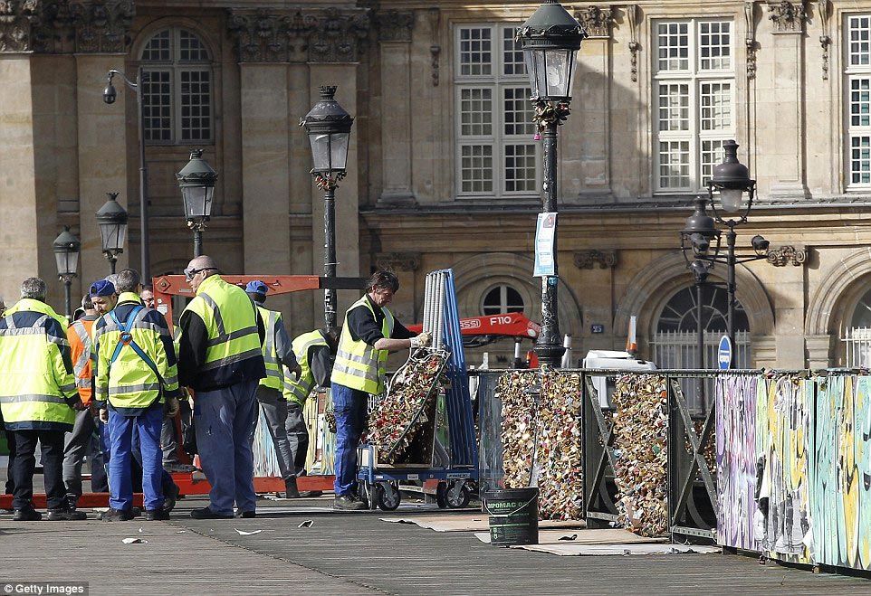 Париж разбивает сердца: в Париже срезают тонны замков, оставленных в знак вечной любви в Париже срезают замки любви, замки любви в Париже срезают, любовные замки в Париже запрещены, срезают замки любви на мотсу Искусств в Париже