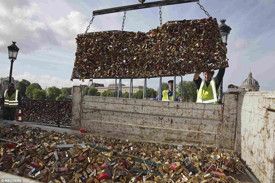 Париж разбивает сердца: в Париже срезают тонны замков, оставленных в знак вечной любви в Париже срезают замки любви, замки любви в Париже срезают, любовные замки в Париже запрещены, срезают замки любви на мотсу Искусств в Париже