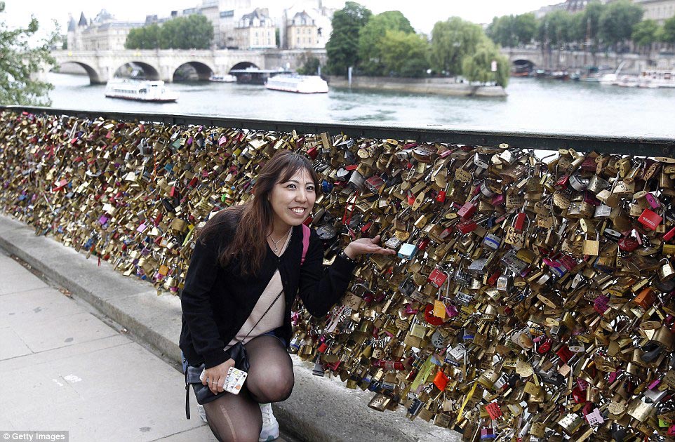 Париж разбивает сердца: в Париже срезают тонны замков, оставленных в знак вечной любви в Париже срезают замки любви, замки любви в Париже срезают, любовные замки в Париже запрещены, срезают замки любви на мотсу Искусств в Париже