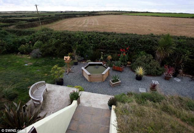 превратила бункер в дом, женщина бункер второй мировой в дом, из бункера в дом