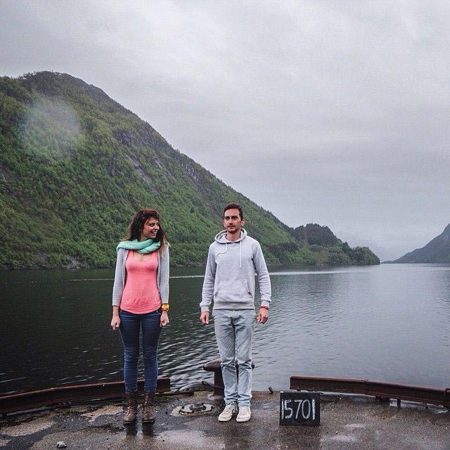 Эта пара бросила свою работу, чтобы путешествовать по миру, но сейчас вынуждена мыть туалеты Бросили работу в рекламе чтобы чистить туалеты, пара путешествовать чистит туалеты, Шанель Картелл, Chanel Cartell, Стиво Дирнбергер, Stevo Dirnberger, How far