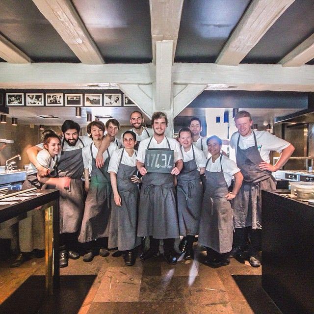 Эта пара бросила свою работу, чтобы путешествовать по миру, но сейчас вынуждена мыть туалеты Бросили работу в рекламе чтобы чистить туалеты, пара путешествовать чистит туалеты, Шанель Картелл, Chanel Cartell, Стиво Дирнбергер, Stevo Dirnberger, How far