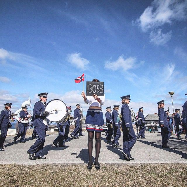Эта пара бросила свою работу, чтобы путешествовать по миру, но сейчас вынуждена мыть туалеты Бросили работу в рекламе чтобы чистить туалеты, пара путешествовать чистит туалеты, Шанель Картелл, Chanel Cartell, Стиво Дирнбергер, Stevo Dirnberger, How far