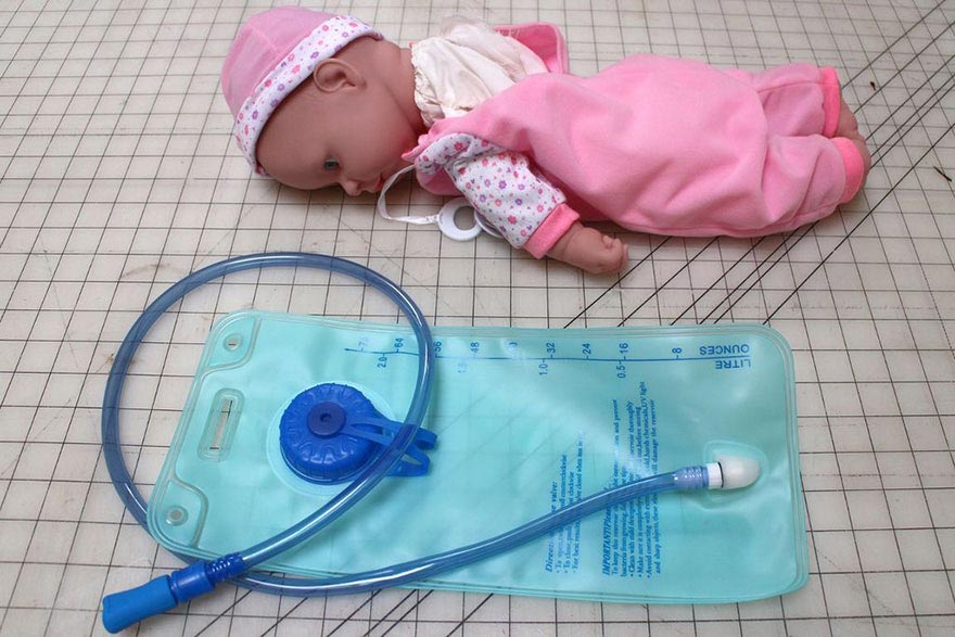 Как с помощью куклы и алкоголя заставить всех думать, что вы любящий отец кукла и алкоголь, кукла с алкоголем, Майк Уоррен, Mike Warren