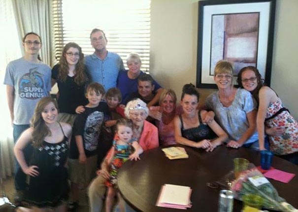 Rosa Camfield, Роза Кэмфилд, 101-летняя прабабушка с правнучкой, 