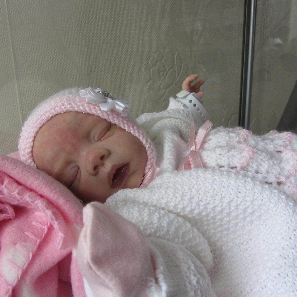 Как живые: женщина делает реалистичных кукол, являющихся точной копией умерших детей Тереза Рассон, Teresa Russon, куклы похожие на детей, реалистичные куклы