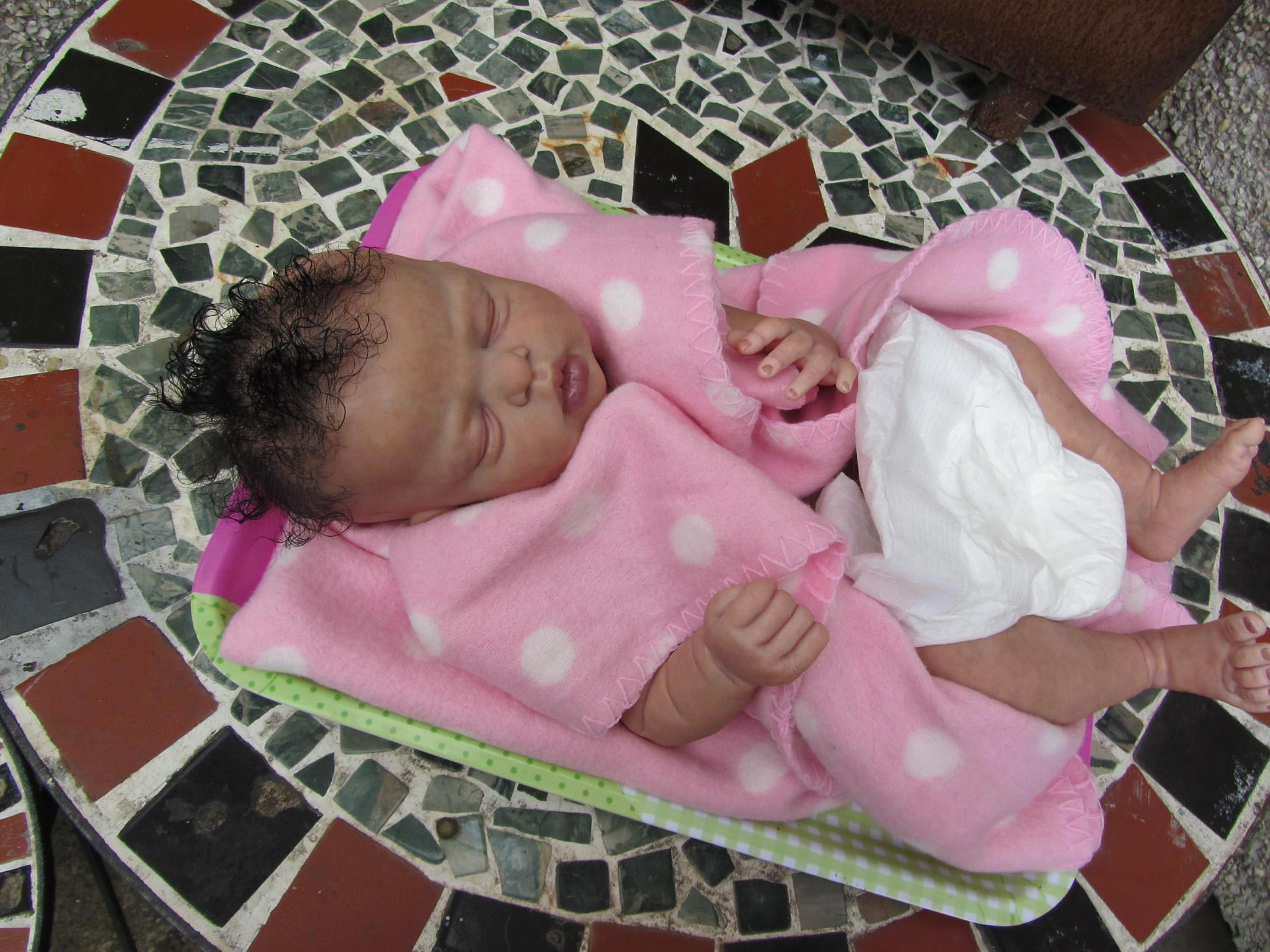 Как живые: женщина делает реалистичных кукол, являющихся точной копией умерших детей Тереза Рассон, Teresa Russon, куклы похожие на детей, реалистичные куклы