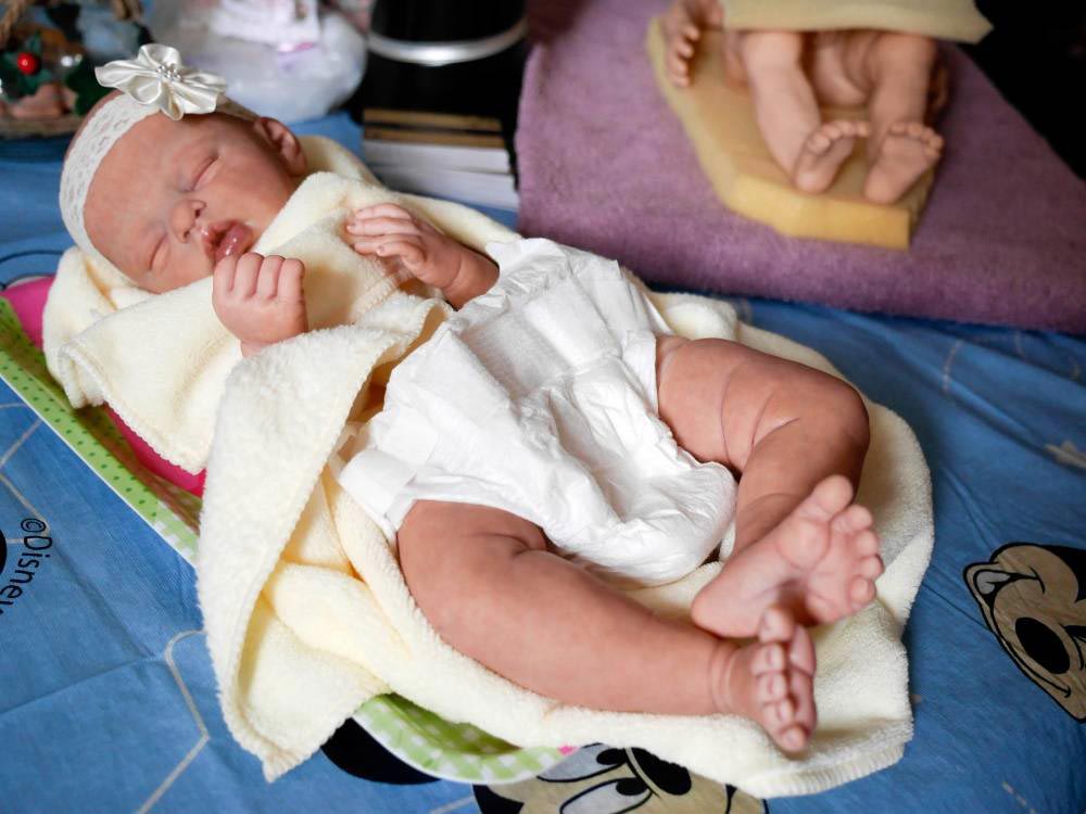 Как живые: женщина делает реалистичных кукол, являющихся точной копией умерших детей Тереза Рассон, Teresa Russon, куклы похожие на детей, реалистичные куклы