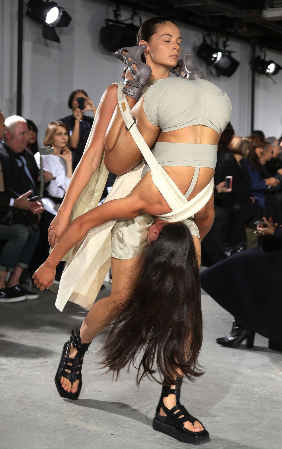 модели в 69 на неделе парижской моды, модели в 69 на неделе высокой моды в Париже, Рик Оуэнс, Rick Owens