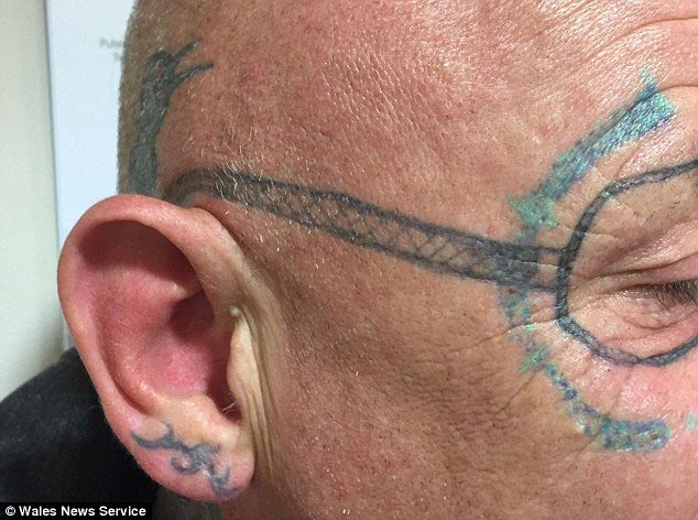 тату очки на лице, тату на лице очки ray-ban, проснулся после мальчишника тату очки на лице