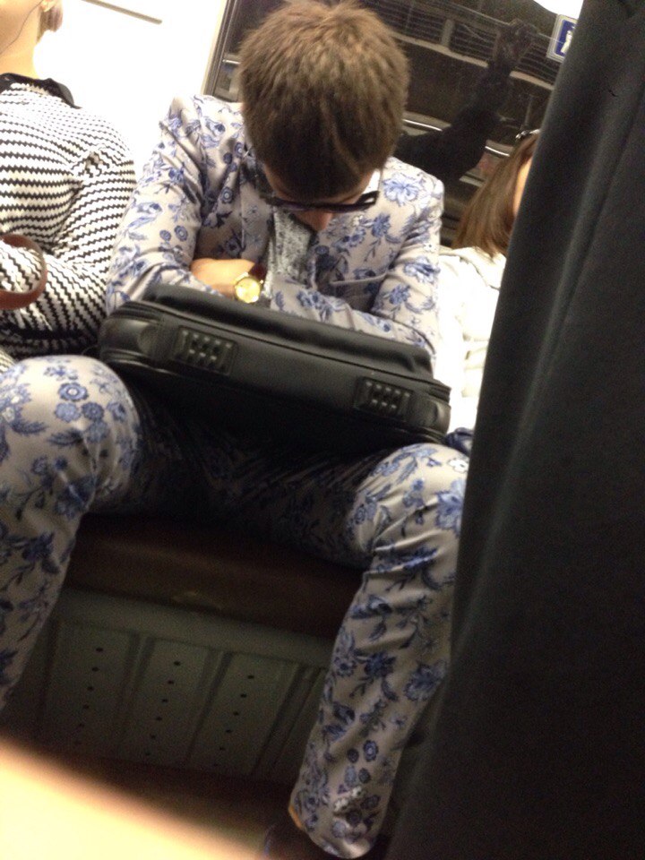 Мода, пощади или самые лихие модники российского метро мода петербургского метро, мода метро, модники в транспорте, странные пассажиры метро