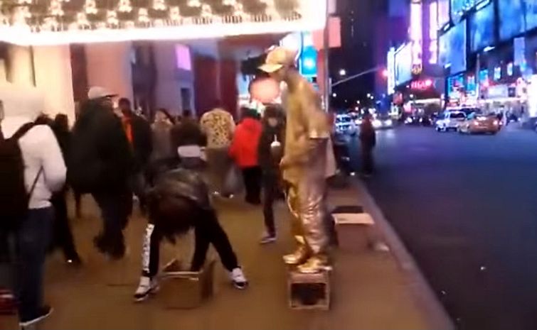 хотел ограбить живую статую, получил от живой статуи ногой по лицу, живая статуя ударила человека