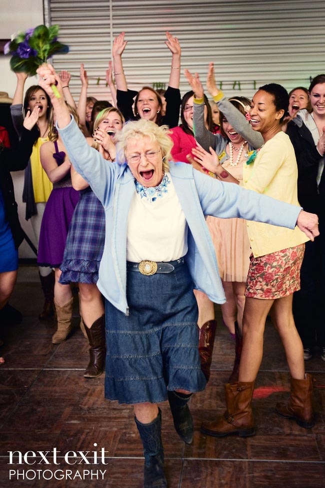 фото девушек поймавших букет невесты, девушки букет невесты, девушки ловят букет невесты, свадебный букетсмешное