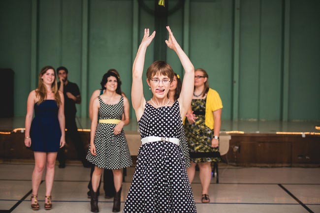 фото девушек поймавших букет невесты, девушки букет невесты, девушки ловят букет невесты, свадебный букетсмешное