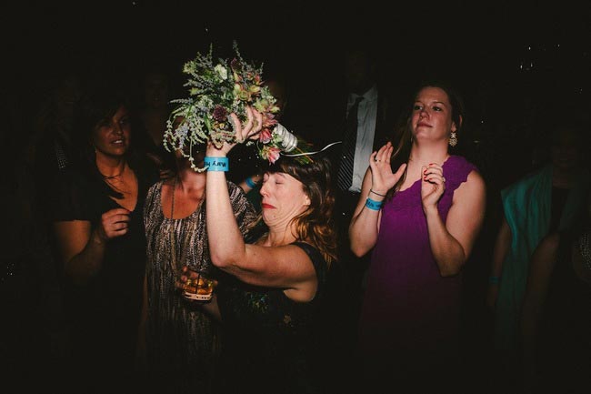 фото девушек поймавших букет невесты, девушки букет невесты, девушки ловят букет невесты, свадебный букетсмешное