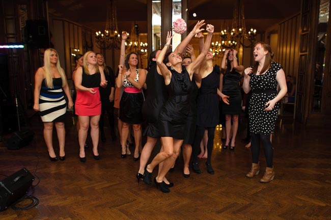 фото девушек поймавших букет невесты, девушки букет невесты, девушки ловят букет невесты, свадебный букетсмешное