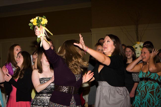 фото девушек поймавших букет невесты, девушки букет невесты, девушки ловят букет невесты, свадебный букетсмешное