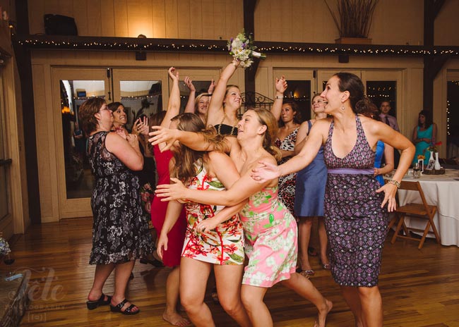 фото девушек поймавших букет невесты, девушки букет невесты, девушки ловят букет невесты, свадебный букетсмешное