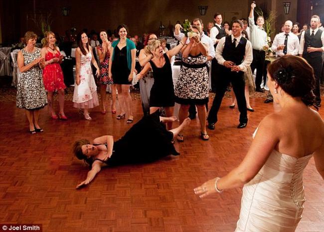 фото девушек поймавших букет невесты, девушки букет невесты, девушки ловят букет невесты, свадебный букетсмешное