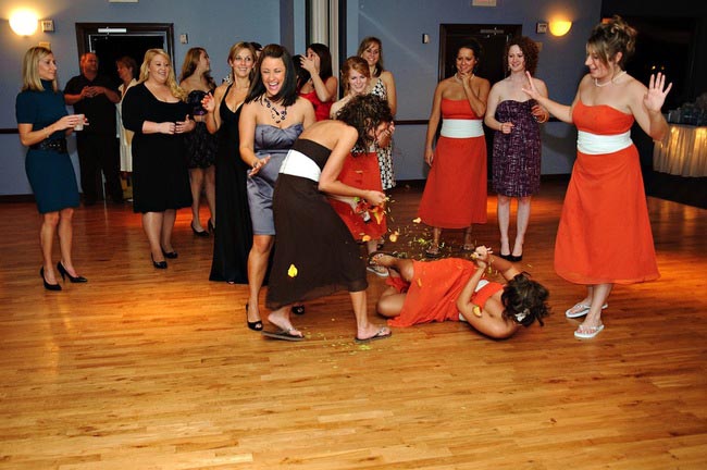 фото девушек поймавших букет невесты, девушки букет невесты, девушки ловят букет невесты, свадебный букетсмешное