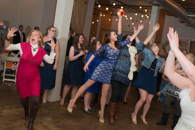 фото девушек поймавших букет невесты, девушки букет невесты, девушки ловят букет невесты, свадебный букетсмешное