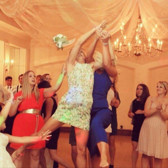 фото девушек поймавших букет невесты, девушки букет невесты, девушки ловят букет невесты, свадебный букетсмешное