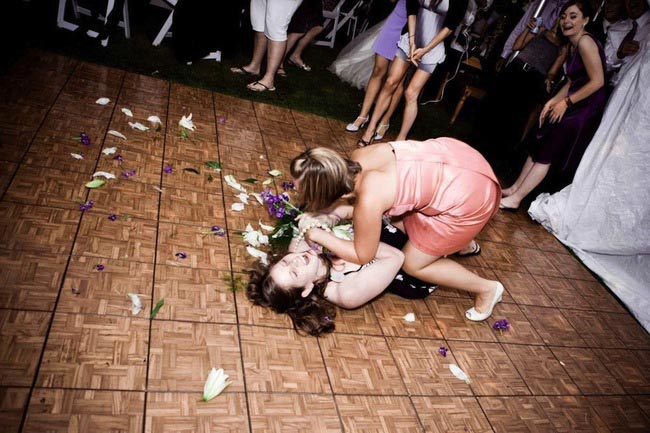 фото девушек поймавших букет невесты, девушки букет невесты, девушки ловят букет невесты, свадебный букетсмешное