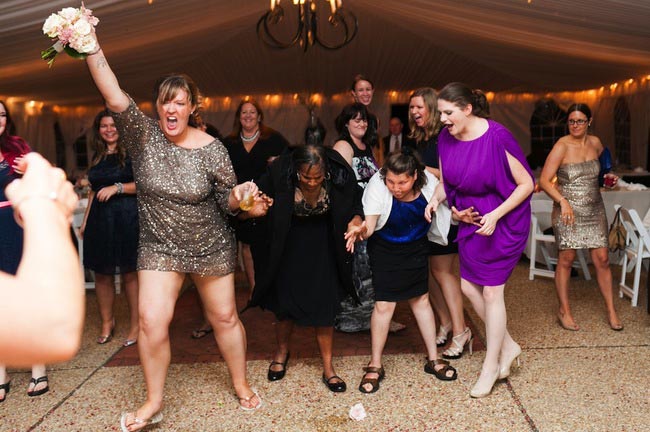 фото девушек поймавших букет невесты, девушки букет невесты, девушки ловят букет невесты, свадебный букетсмешное