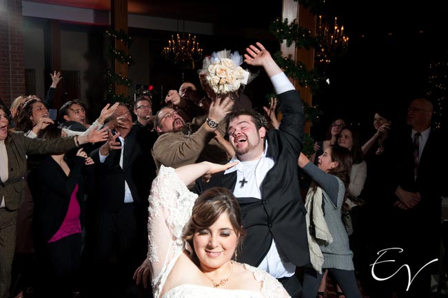 фото девушек поймавших букет невесты, девушки букет невесты, девушки ловят букет невесты, свадебный букетсмешное